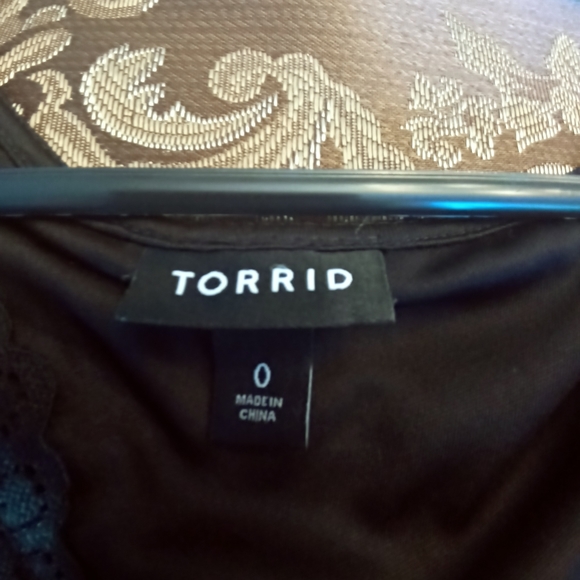 Torrid cap sleeved lined lace top. Size 0/14 - Picture 5 of 5